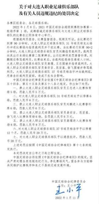 1934年，江西中心苏区第五次反“围歼”掉败。为保留实力，中心赤军被迫进行计谋转移。颠末艰辛的战役，赤军冲破了国平易近党戎行的三道防地，兵临湘江。仇敌操纵天险加重军力，设下第四道防地，赤军处境邪恶。那时的最高带领焦点三人小组之一李德是共产国际派来的军事参谋。他掉臂敌我两边气力的差异，一味要赤军正面迎敌死拼。毛泽东在没有兵权、没有带领地位的环境下，阐发了当前情势，提出避实就虚，甩失落仇敌主力，到敌气力亏弱的贵州往，获得政治局大都成员的附和。 1935年1月中共中心在贵州遵义召开了政治局扩年夜会议，竣事了党内“左